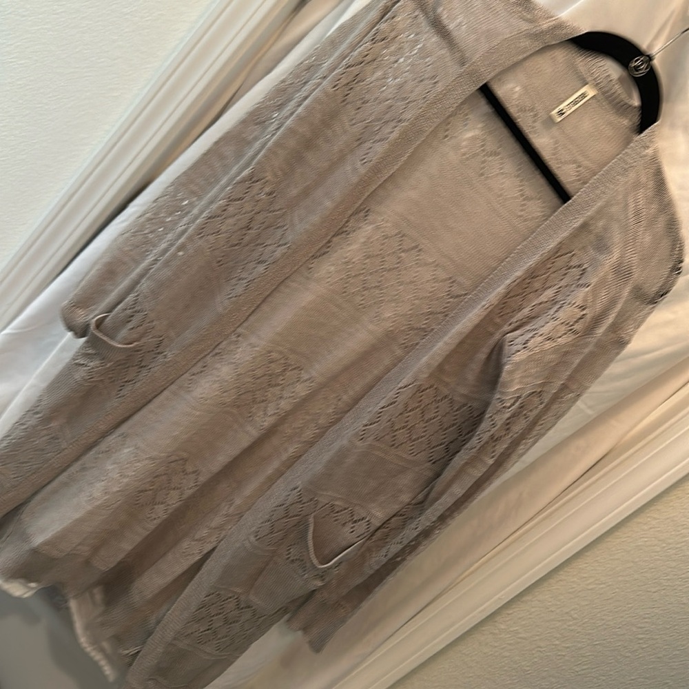 Cardigan type long light sweater